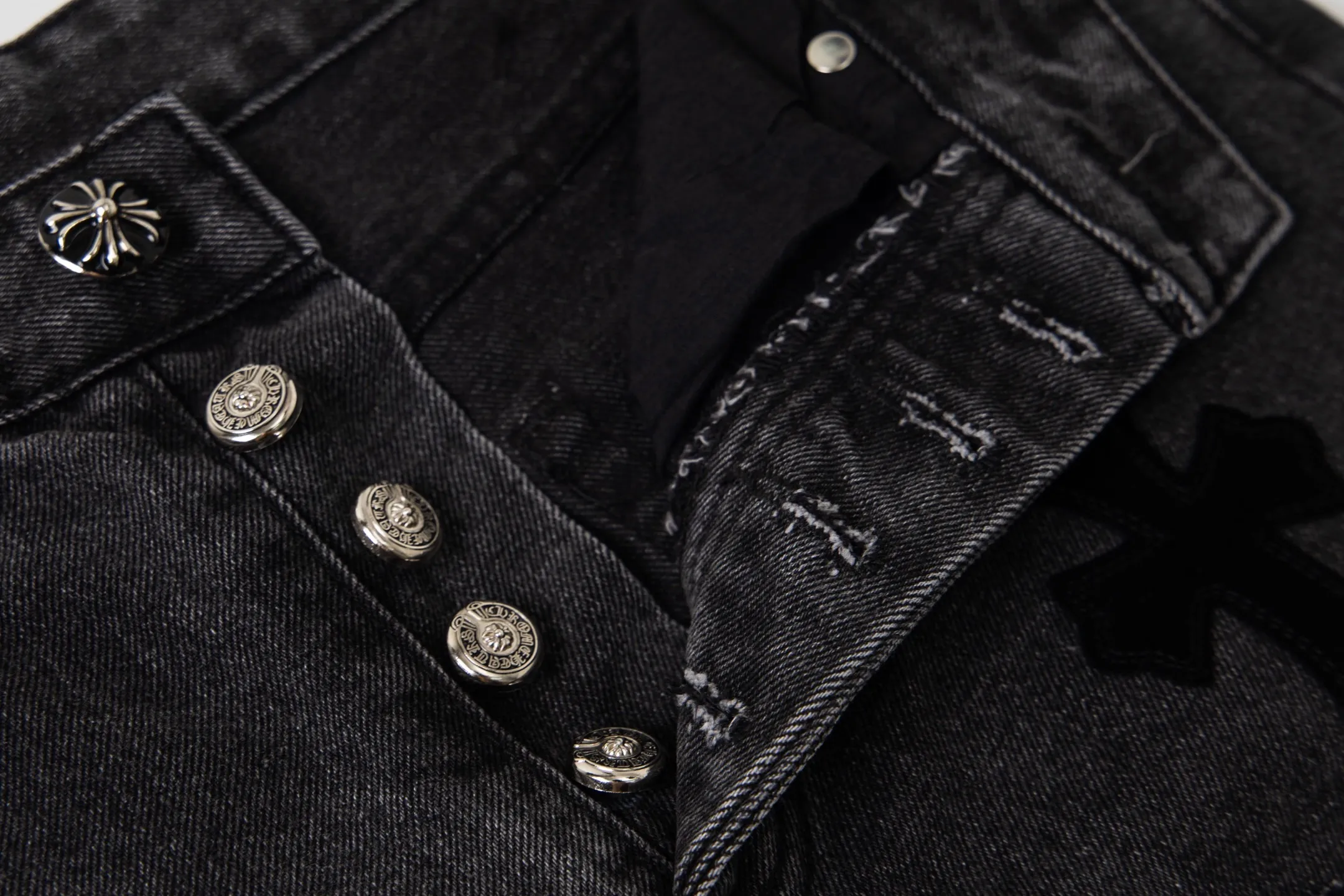 P290 Chrome Hearts Chrome Hearts Black Pinduo Black Leather Big Devil Cow King Jeans CH jeans need to be washed before being dismantled and hand-stitched with sheepskin cross leather and then spliced to complete. The whole piece has too much craftsmanship to describe. About Chrome Hearts This is an extremely luxurious fashion brand that can also be called the nobility of the high street. It has always been an exclusive brand for some hipsters or the second generation of rich people. Compared with ordinary high streets, it is more luxurious and noble. Compared with luxury brands, it has a more fashionable personality. It has always been a brand that I have a special liking for. Style number: 1769# Color: black Size: 28 30 32 34 36